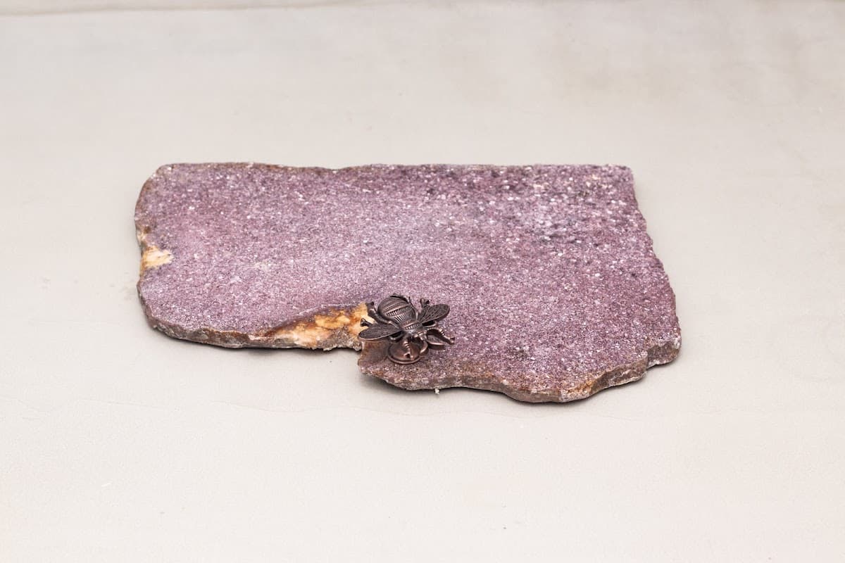 Bandeja em Lepidolita Rosa com Abelhão