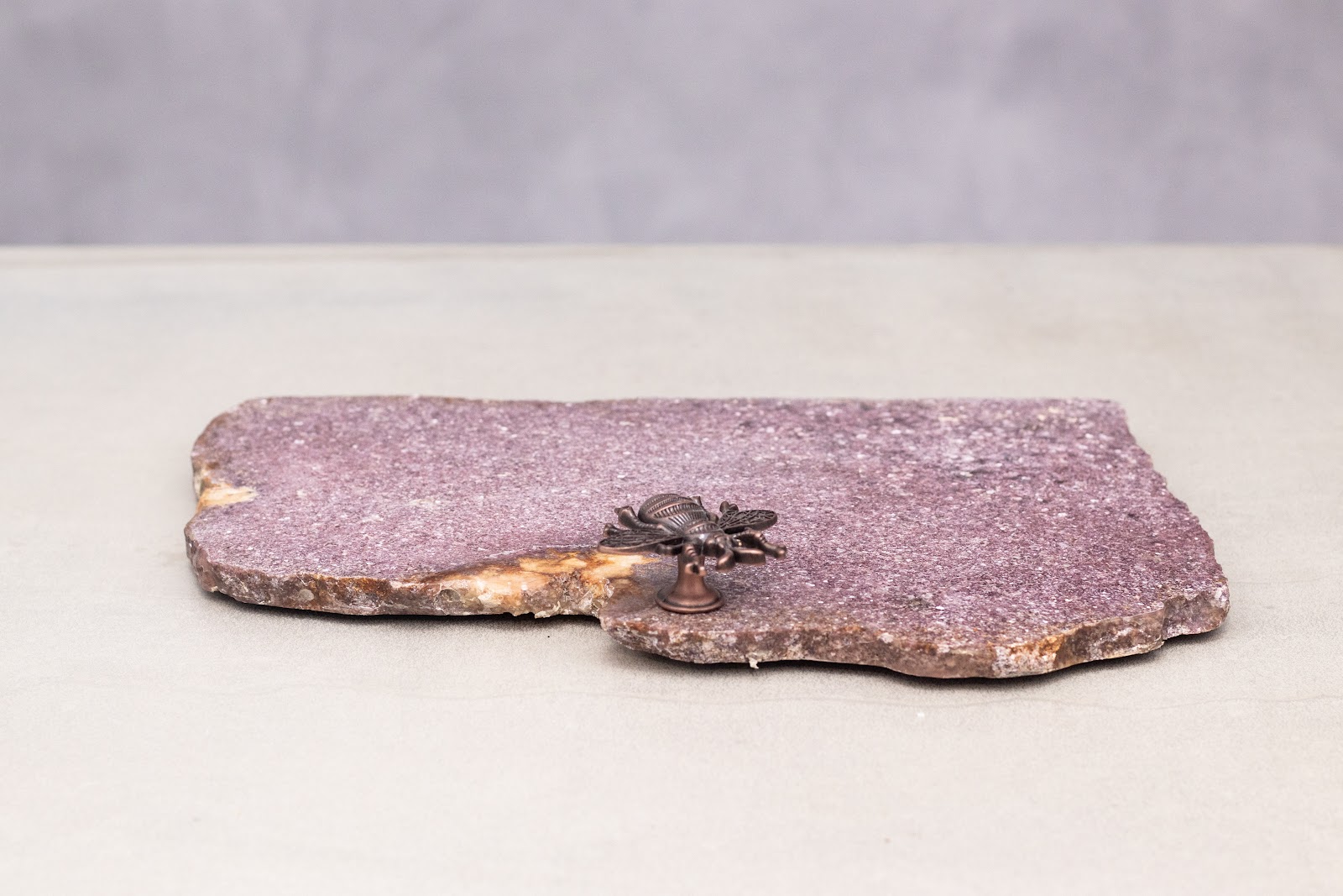 Bandeja em Lepidolita Rosa com Abelhão