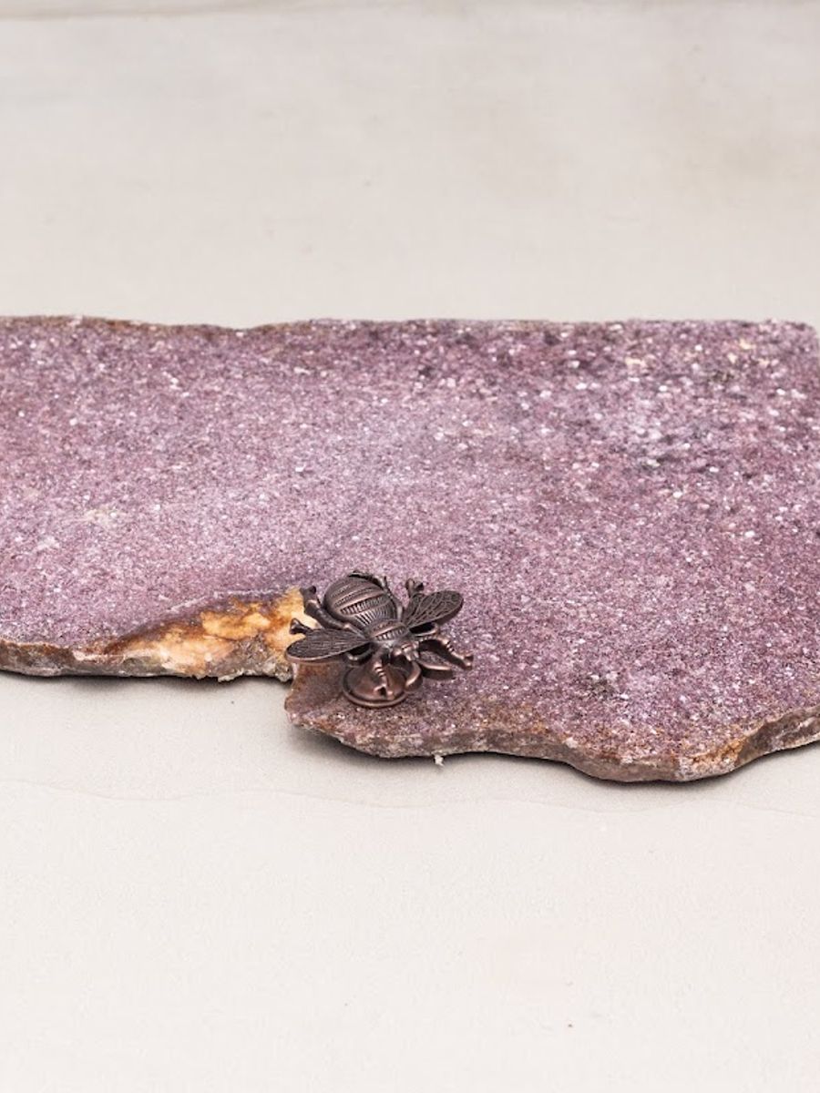 Bandeja em Lepidolita Rosa com Abelhão
